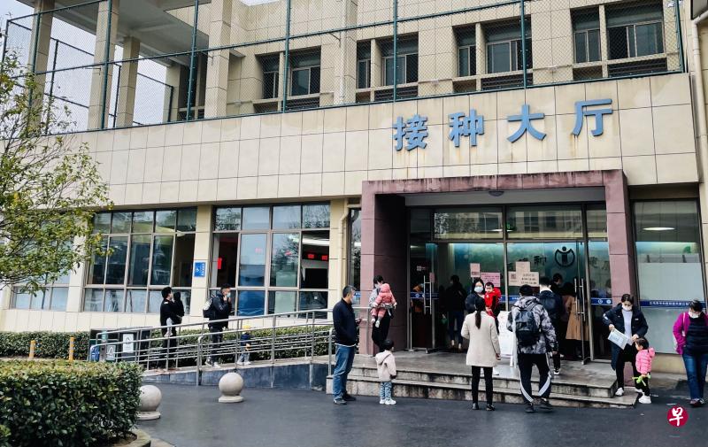 义乌江东街道社区卫生服务中心的接种大厅一早就门庭若市, 左侧门开放给接种疫苗的儿童,接种冠病疫苗者则从右侧门进入。(陈婧摄) 义乌江东街道社区卫生服务中心的接种大厅一早就门庭若市, 左侧门开放给接种疫苗的儿童,接种冠病疫苗者则从右侧门进入。(陈婧摄)