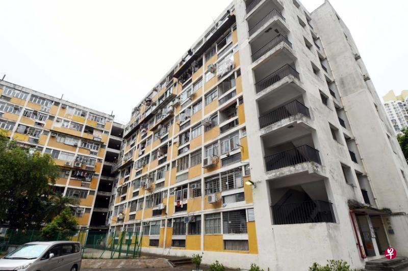 香港特区行政长官林郑月娥在施政报告中表示，已全数觅得兴建31万6000个公屋单位的330公顷土地，以满足未来10年公屋单位的需求。港府也决定落实包括大坑西邨在内的多个重建项目。图为位于九龙深水埗区石硖尾大坑西邨的租赁房屋。（香港中通社）