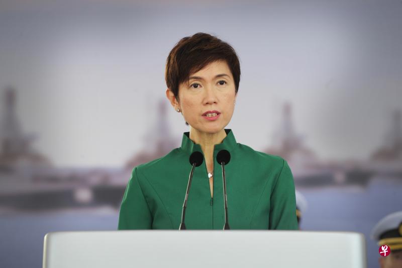 针对人力部长兼内政部第二部长杨莉明日前出席活动,写着职衔的牌子出现中文字错误,金融管理局致歉,并表示为错误负上全责。(海峡时报) 针对人力部长兼内政部第二部长杨莉明日前出席活动,写着职衔的牌子出现中文字错误,金融管理局致歉,并表示为错误负上全责。(海峡时报)