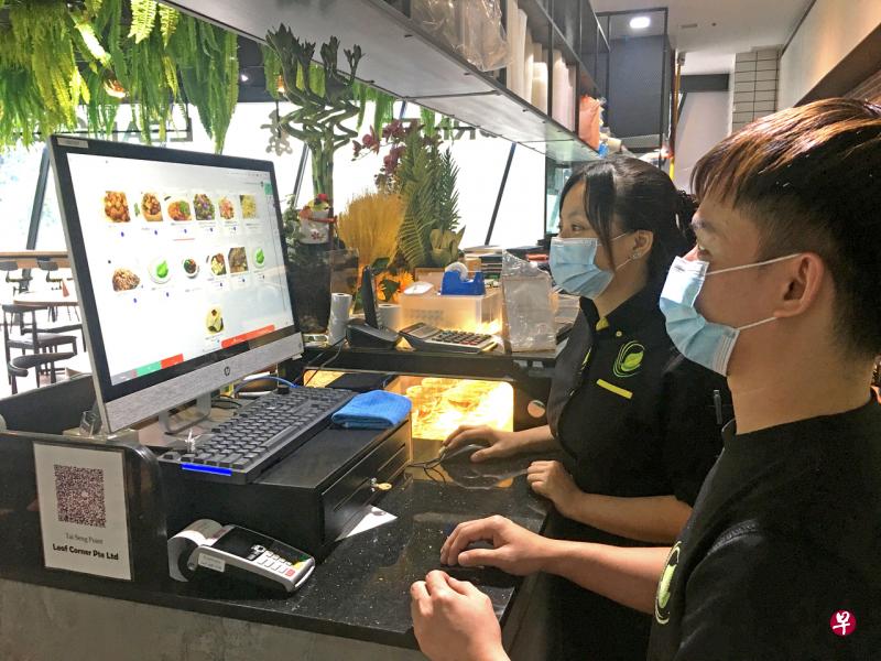 有了无缝衔接的一站式POS系统,杨雪如(左)不必再用笔点菜下单,许子健也能与厨师更好沟通。 有了无缝衔接的一站式POS系统,杨雪如(左)不必再用笔点菜下单,许子健也能与厨师更好沟通。