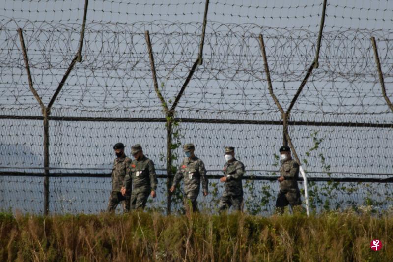 本月3日有名脱北者翻过南朝鲜非军事区(DMZ)的铁丝网高墙,越界进入韩国。(法新社) 本月3日有名脱北者翻过南朝鲜非军事区(DMZ)的铁丝网高墙,越界进入韩国。(法新社)