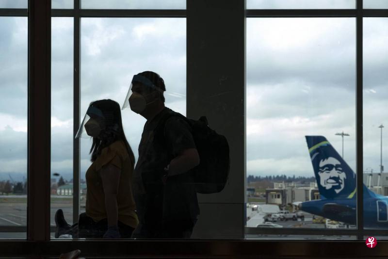 感恩节是美国传统家庭团聚庆祝的节日,尽管一些州和地方政府一直强烈呼吁人们在今年感恩节呆在家里,减少与他人接触增加交叉感染的风险,但是从上周五到周二,每天约有100万人通过了美国机场检查站。(彭博社) 感恩节是美国传统家庭团聚庆祝的节日,尽管一些州和地方政府一直强烈呼吁人们在今年感恩节呆在家里,减少与他人接触增加交叉感染的风险,但是从上周五到周二,每天约有100万人通过了美国机场检查站。(彭博社)