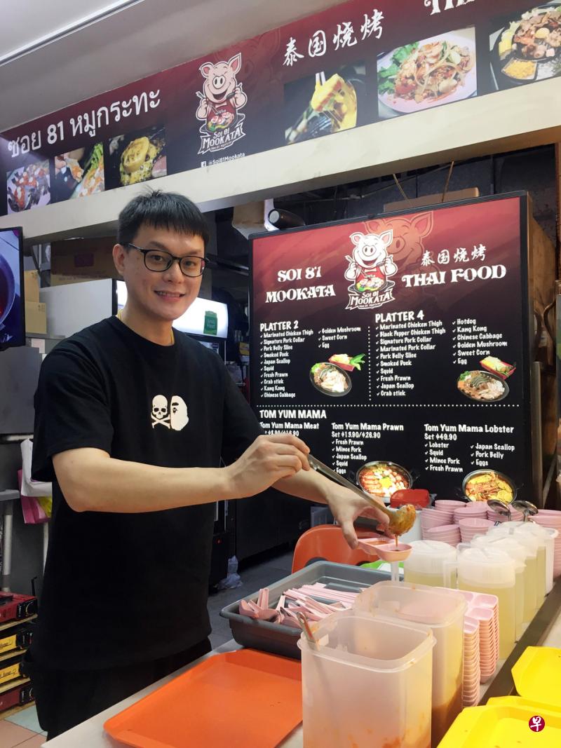 陈国梁坚持用原料配制辣椒酱,不添加任何预制食材,作为SOI 81泰国烧烤的卖点之一。 陈国梁坚持用原料配制辣椒酱,不添加任何预制食材,作为SOI 81泰国烧烤的卖点之一。