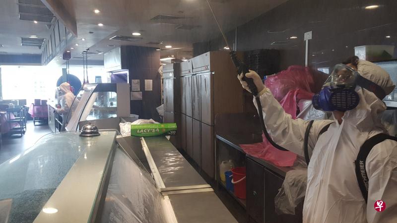 店内有约五名工作人员穿上个人防护装备,正进行消毒与清洗器材。(吴伟国摄) 店内有约五名工作人员穿上个人防护装备,正进行消毒与清洗器材。(吴伟国摄)
