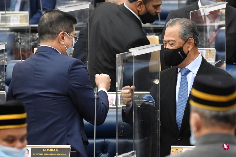 马来西亚国会下议院出乎意料地通过2021年度财政预算案,这让国盟议员欣喜若狂。图为首相慕尤丁(右)与贸工部高级部长阿兹敏开心地碰拳庆贺。(路透社) 马来西亚国会下议院出乎意料地通过2021年度财政预算案,这让国盟议员欣喜若狂。图为首相慕尤丁(右)与贸工部高级部长阿兹敏开心地碰拳庆贺。(路透社)