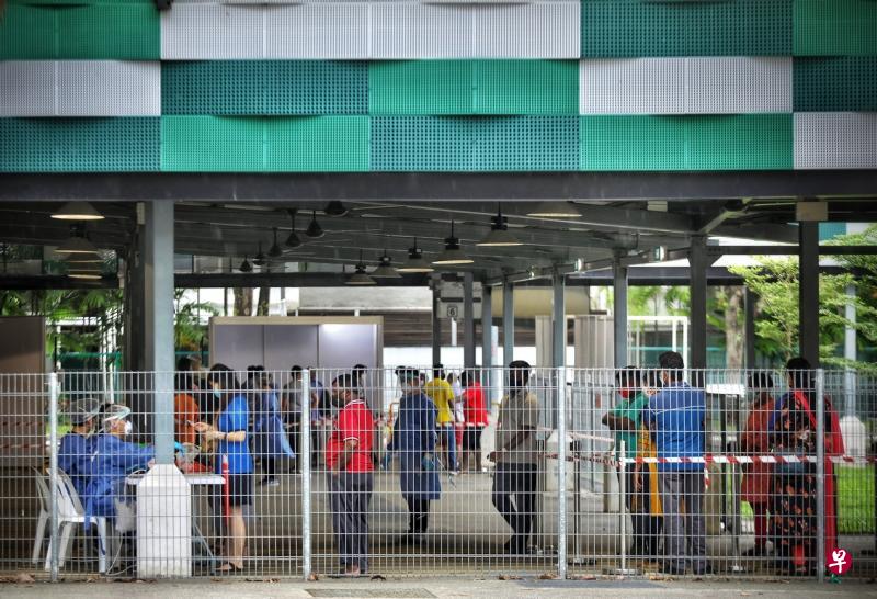 当局昨天在小印度地铁站附近,为在竹脚中心和周围开档的摊贩,提供免费冠病检测。(严宣融摄) 当局昨天在小印度地铁站附近,为在竹脚中心和周围开档的摊贩,提供免费冠病检测。(严宣融摄)