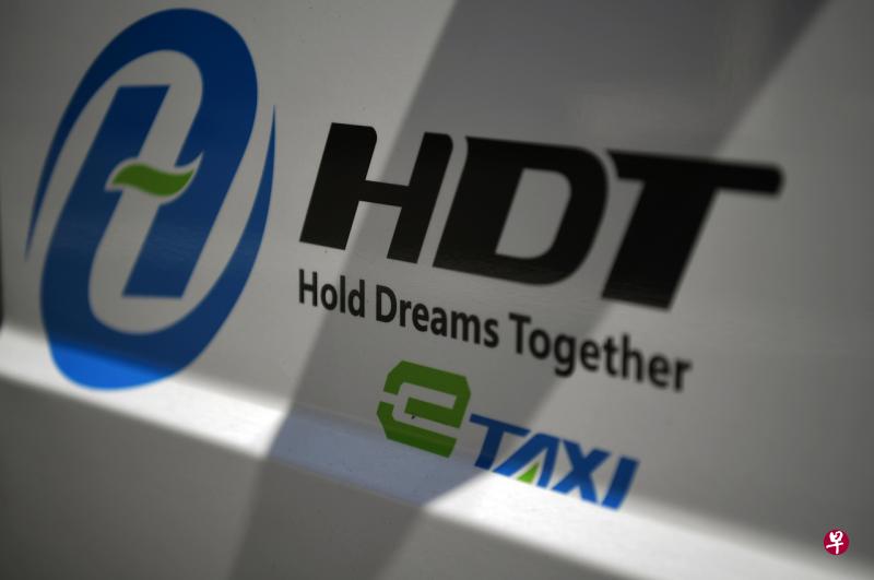 本地唯一雇用德士司机的纯电动德士公司宏达同在车资收入锐减超过一半的情况下宣布退出德士市场,公司预计裁退94人。(档案照) 本地唯一雇用德士司机的纯电动德士公司宏达同在车资收入锐减超过一半的情况下宣布退出德士市场,公司预计裁退94人。(档案照)