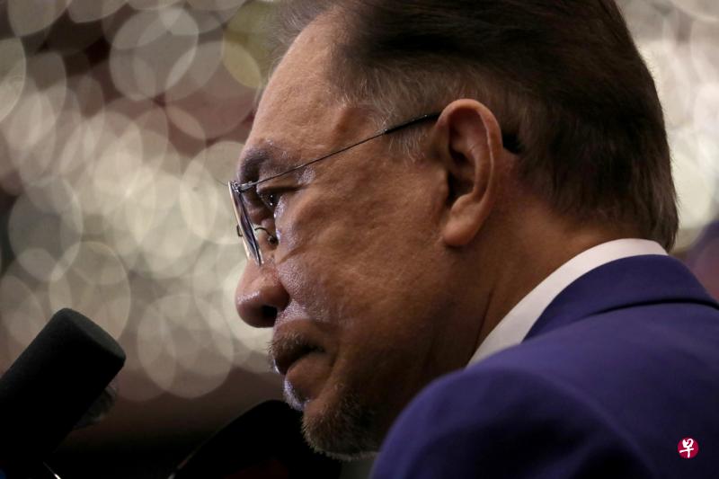 安华驳斥媒体报道,否认一旦一周内无法证明获得大多数国会议员支持,他就辞去国会反对党领袖及希盟主席职的消息。(路透社档案照片) 安华驳斥媒体报道,否认一旦一周内无法证明获得大多数国会议员支持,他就辞去国会反对党领袖及希盟主席职的消息。(路透社档案照片)