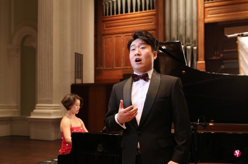 “伞内的春天”音乐会音乐总监庄杰(右)将在音乐会上倾情献唱,由钢琴家欧阳蕾蕾担任钢琴伴奏。(谢智扬摄) “伞内的春天”音乐会音乐总监庄杰(右)将在音乐会上倾情献唱,由钢琴家欧阳蕾蕾担任钢琴伴奏。(谢智扬摄)