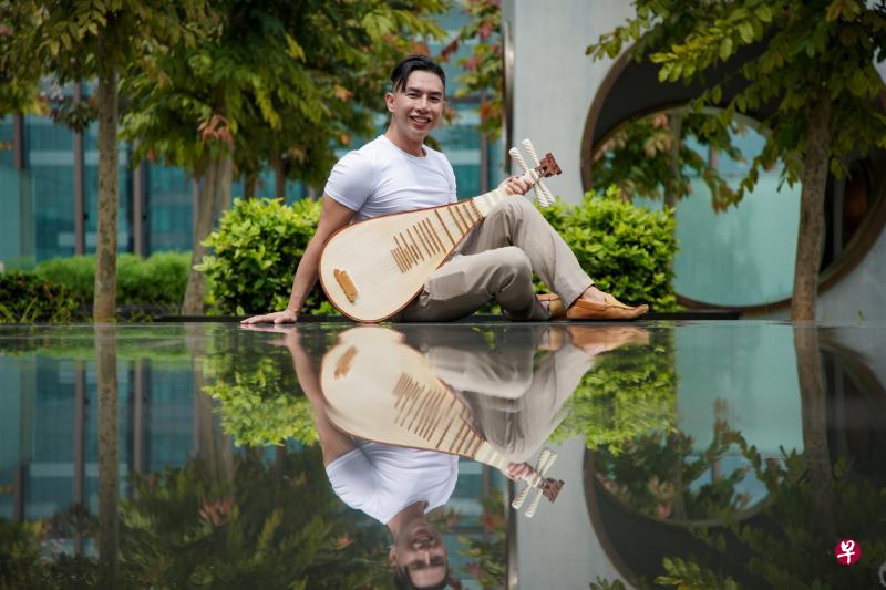 黄圣苗博士在新编潮州摇篮曲《唪啊唪》中,演奏别有韵味的潮州琵琶。(林泽锐摄) 黄圣苗博士在新编潮州摇篮曲《唪啊唪》中,演奏别有韵味的潮州琵琶。(林泽锐摄)