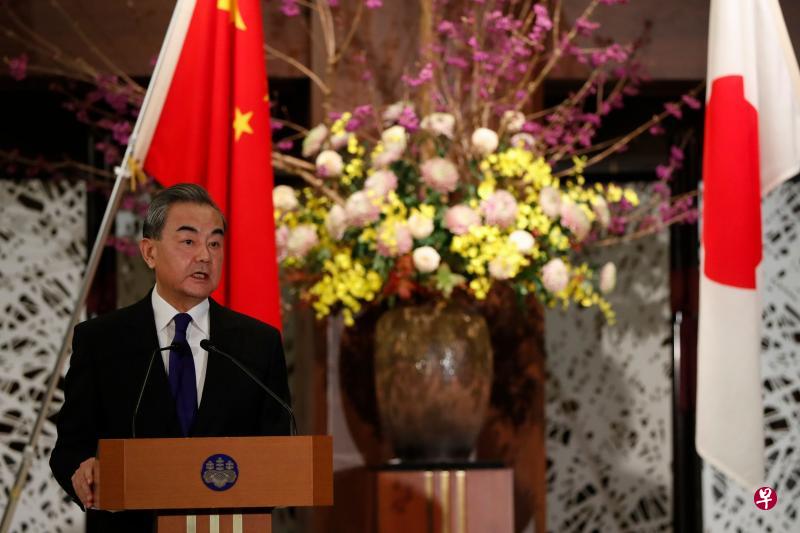 中国国务委员兼外长王毅（图）提议，中日两国禁止公务船以外船只进入钓鱼岛周边海域，但日本内阁秘书长加藤胜信公开拒绝王毅的建议。（法新社）