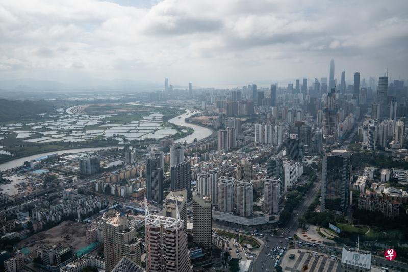 香港特首林郑月娥积极推动粤港融合,希望香港经济从中国大陆经济复苏中受惠。图为深圳河为界的深港边境,右侧的深圳市区高楼林立,左侧的香港新界边境禁区仍有待开发。(彭博社) 香港特首林郑月娥积极推动粤港融合,希望香港经济从中国大陆经济复苏中受惠。图为深圳河为界的深港边境,右侧的深圳市区高楼林立,左侧的香港新界边境禁区仍有待开发。(彭博社)