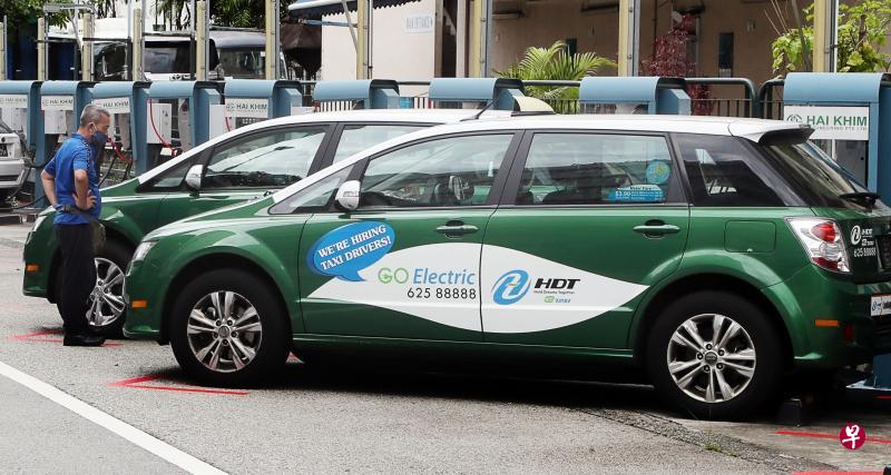 本地唯一聘用司机的德士公司宏达同昨天宣布退出德士市场,旗下绿色的电动德士车队,最后一天上路将在12月18日。(吴伟国摄) 本地唯一聘用司机的德士公司宏达同昨天宣布退出德士市场,旗下绿色的电动德士车队,最后一天上路将在12月18日。(吴伟国摄)