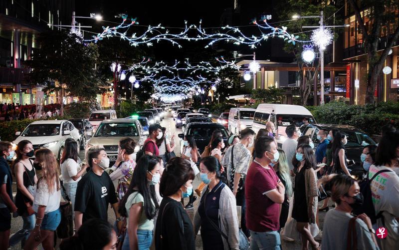 乌节路商场今年的“黑色星期五”促销成功吸引购物人潮,这一带的道路出现拥堵情况,多条巴士服务路线也因此延误。(林泽锐摄) 乌节路商场今年的“黑色星期五”促销成功吸引购物人潮,这一带的道路出现拥堵情况,多条巴士服务路线也因此延误。(林泽锐摄)