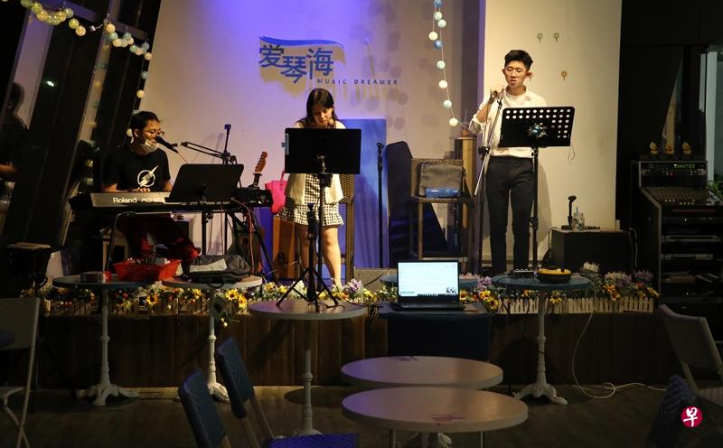 演唱者唱歌时才能脱下口罩。(刘启成摄) 演唱者唱歌时才能脱下口罩。(刘启成摄)