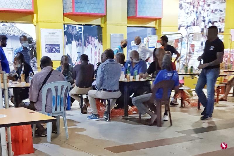 多人出席在竹脚中心的自助餐会，欢庆屠妖节及生日。 