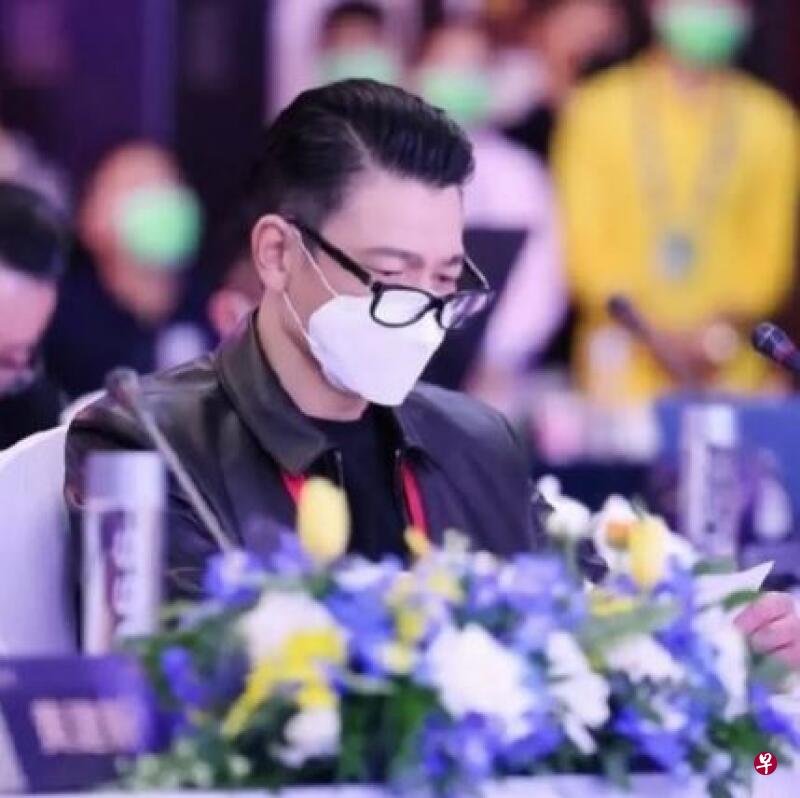 刘德华最近现身金鸡奖担任评审,首度在公开场合戴起老花眼镜。(网络) 刘德华最近现身金鸡奖担任评审,首度在公开场合戴起老花眼镜。(网络)