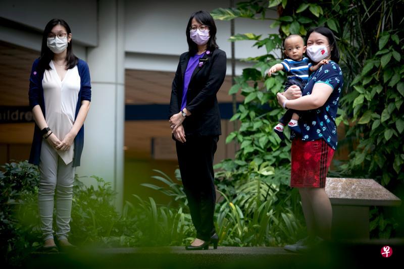 同样是产下早产儿的母亲,刘凯琳(左)和珠奈特(右)更能体恤早产儿面对的挑战,所以决定捐出母乳给竹脚母乳捐赠库,希望让其他早产儿有机会摄取母乳,提高生存机会。竹脚妇幼医院新生儿科主任兼资深顾问医生蔡美娟(中)是竹脚母乳捐赠库主任。(陈来福摄) 同样是产下早产儿的母亲,刘凯琳(左)和珠奈特(右)更能体恤早产儿面对的挑战,所以决定捐出母乳给竹脚母乳捐赠库,希望让其他早产儿有机会摄取母乳,提高生存机会。竹脚妇幼医院新生儿科主任兼资深顾问医生蔡美娟(中)是竹脚母乳捐赠库主任。(陈来福摄)