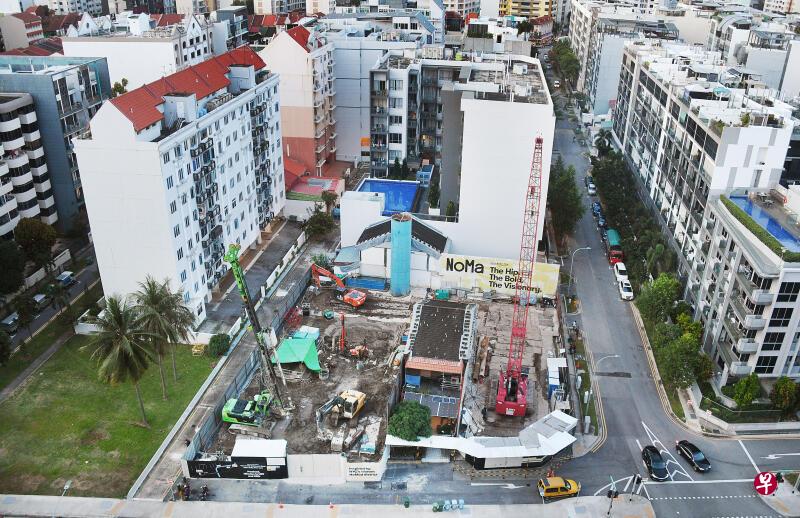两间私宅矗立在工地中。(蔡振鸿摄) 两间私宅矗立在工地中。(蔡振鸿摄)