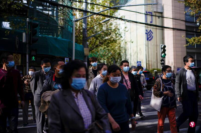 在微博上,有关“社会性死亡”话题,据称近日已达2.1亿阅读量。图为上海人来人往的街头。(路透社) 在微博上,有关“社会性死亡”话题,据称近日已达2.1亿阅读量。图为上海人来人往的街头。(路透社)