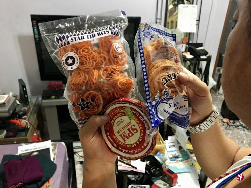 李大伟日前带上零食,上门向邻居道歉。(陈斌勤摄) 李大伟日前带上零食,上门向邻居道歉。(陈斌勤摄)