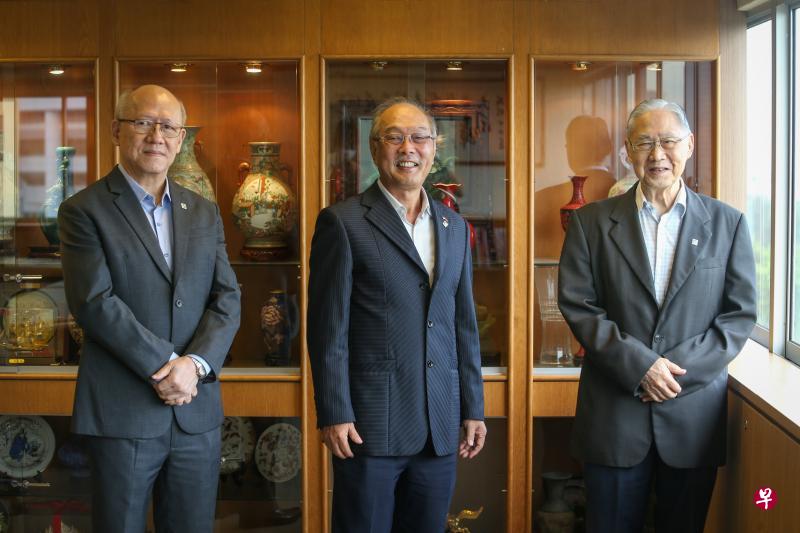 新加坡中国商会会长胡进胜(中)、商会总务组主任黄争良(左)和永久名誉会长陈蒙志,积极促进企业会员与中国的经贸和文化往来。(叶振忠摄) 新加坡中国商会会长胡进胜(中)、商会总务组主任黄争良(左)和永久名誉会长陈蒙志,积极促进企业会员与中国的经贸和文化往来。(叶振忠摄)