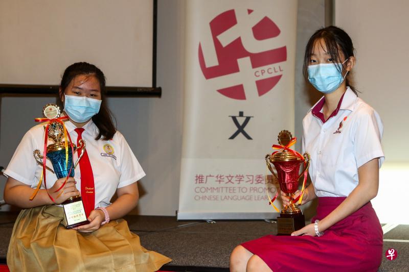 启化小学小六毕业生邹懿璇(左)和达迈中学中三生席田依琳,分别获颁“2020年,我们的战疫故事”全国中小学征文大赛小学组特等奖和中学组一等奖。(陈斌勤摄) 启化小学小六毕业生邹懿璇(左)和达迈中学中三生席田依琳,分别获颁“2020年,我们的战疫故事”全国中小学征文大赛小学组特等奖和中学组一等奖。(陈斌勤摄)