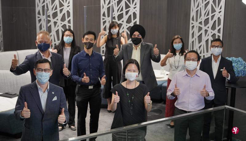 教育部兼人力部政务部长颜晓芳(前排中)、保诚保险新加坡执行总裁陈天恩(前排左)和精深技能发展局 ( 产业)副局长冯进能博士(前排右),昨天出席中小企业的实体交流会,聆听他们的心声。(谢智扬摄) 教育部兼人力部政务部长颜晓芳(前排中)、保诚保险新加坡执行总裁陈天恩(前排左)和精深技能发展局 ( 产业)副局长冯进能博士(前排右),昨天出席中小企业的实体交流会,聆听他们的心声。(谢智扬摄)