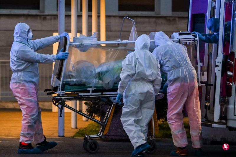 WHO突发卫生事件规划执行主任瑞安说:”如果我们像沙斯那次一样、像H5N1禽流感大流行那次一样,大流行一结束就把它抛诸脑后,对正在发生的现实情况视若无睹,无视危险的病原体对我们的威胁,那么在我们的有生之年极有可能再次经历同样甚至更可怕的大流行病。(法新社) WHO突发卫生事件规划执行主任瑞安说:”如果我们像沙斯那次一样、像H5N1禽流感大流行那次一样,大流行一结束就把它抛诸脑后,对正在发生的现实情况视若无睹,无视危险的病原体对我们的威胁,那么在我们的有生之年极有可能再次经历同样甚至更可怕的大流行病。(法新社)