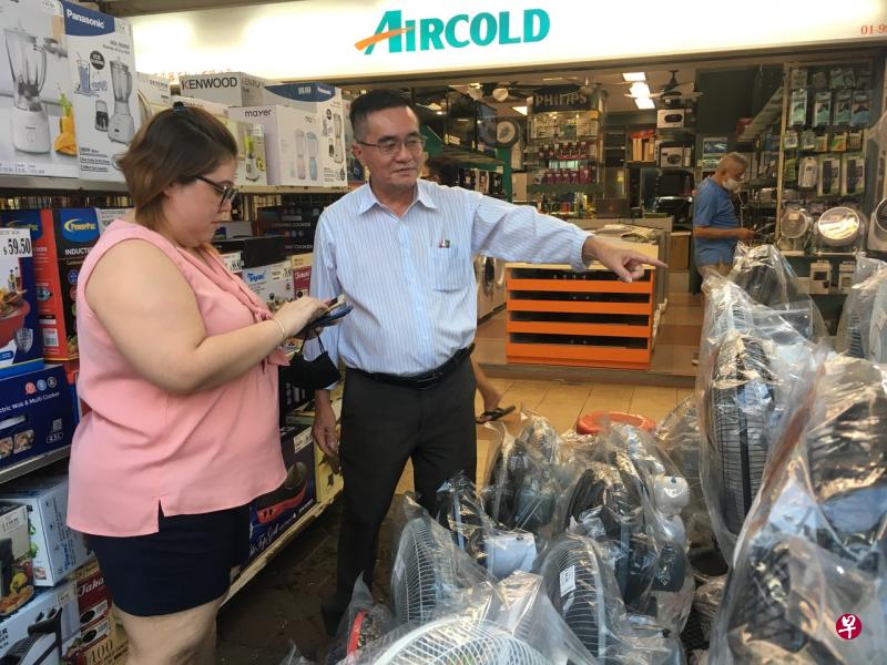 林金祥(右)与梁宝卉一起讨论如何进行网上产品促销及包装,以建立更大的网上顾客群。 林金祥(右)与梁宝卉一起讨论如何进行网上产品促销及包装,以建立更大的网上顾客群。