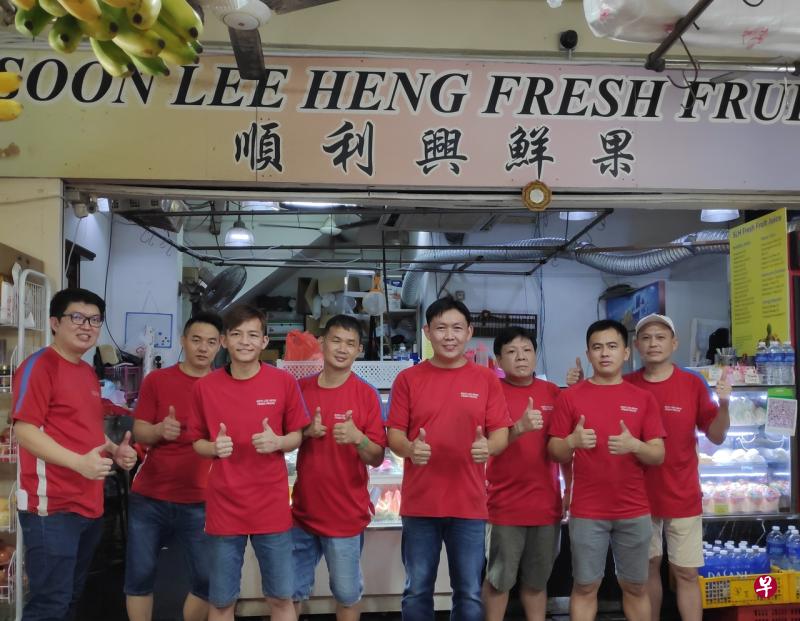 顺利兴鲜果在洪荣源(右四)和林清海(右五)的领导,准备继续加强电子商务。 顺利兴鲜果在洪荣源(右四)和林清海(右五)的领导,准备继续加强电子商务。