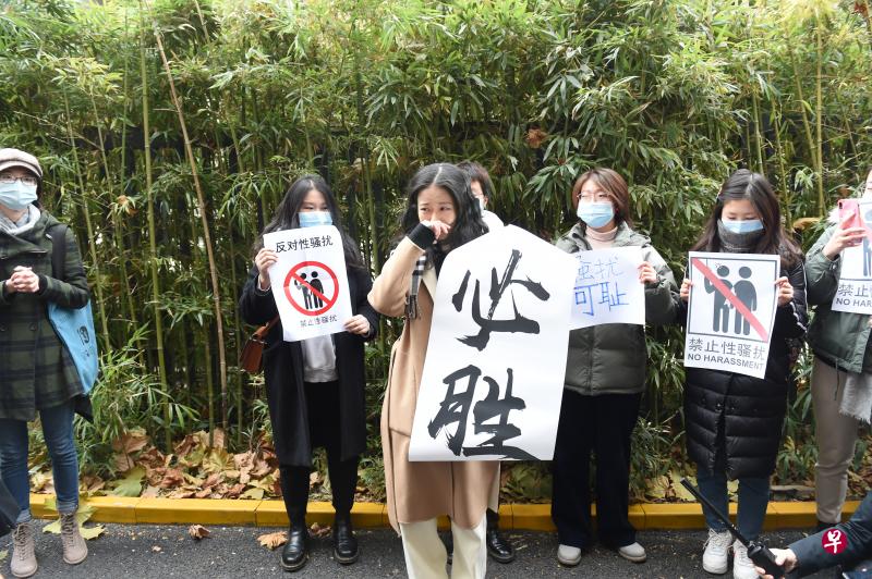 当事人弦子对到场为她加油打气的朋友表示感谢。(图片来自网络) 当事人弦子对到场为她加油打气的朋友表示感谢。(图片来自网络)