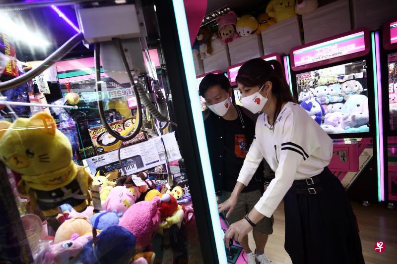 林瑶(右)与男友卞和一起到位于女皇镇购物中心二楼的夹娃娃机店铺“Dream Claw”玩游戏。(陈渊庄摄) 林瑶(右)与男友卞和一起到位于女皇镇购物中心二楼的夹娃娃机店铺“Dream Claw”玩游戏。(陈渊庄摄)