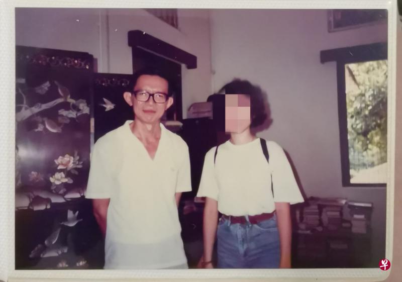 谢太宝(左)在圣淘沙小屋与李小妹合影。(作者提供) 谢太宝(左)在圣淘沙小屋与李小妹合影。(作者提供)