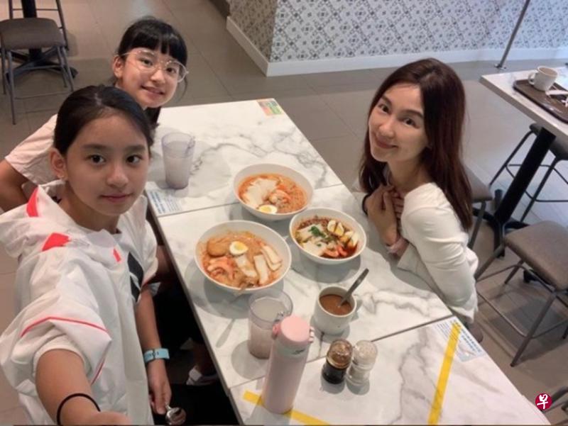 须兼顾课业、工作和家庭,陈秀丽(右)庆幸有两个女儿分担家务。(互联网) 须兼顾课业、工作和家庭,陈秀丽(右)庆幸有两个女儿分担家务。(互联网)