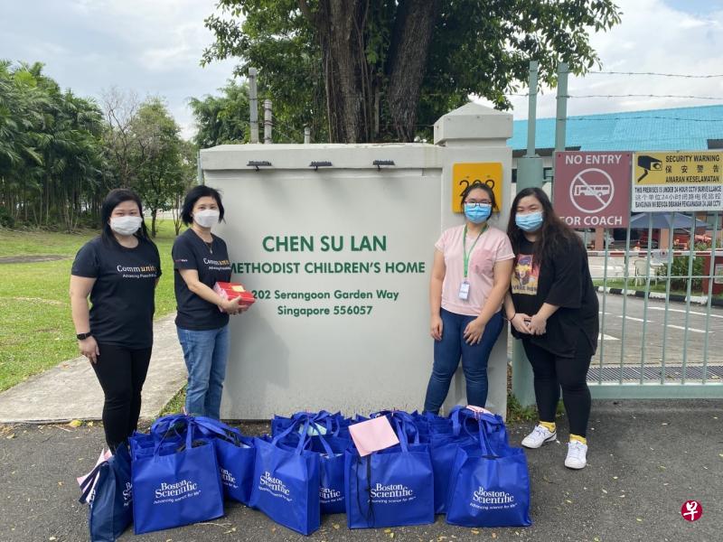 波士顿科学新加坡公司的职员日前将礼包送到陈树南卫理公会儿童之家,为住在儿童之家的孩童提供文具和书局礼券等。(Boston Scientific 提供) 波士顿科学新加坡公司的职员日前将礼包送到陈树南卫理公会儿童之家,为住在儿童之家的孩童提供文具和书局礼券等。(Boston Scientific 提供)