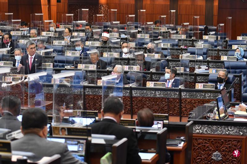 马国国会议场里的议员座位,不同于英国的排排坐在长沙发上挤在一起、前面没桌子的模式,而是每位议员皆有各自的规定席次,前面的桌上设有投票仪器,议员在仪器上刷过身份卡后,即可触屏按钮来电子记名投票。(路透社) 马国国会议场里的议员座位,不同于英国的排排坐在长沙发上挤在一起、前面没桌子的模式,而是每位议员皆有各自的规定席次,前面的桌上设有投票仪器,议员在仪器上刷过身份卡后,即可触屏按钮来电子记名投票。(路透社)