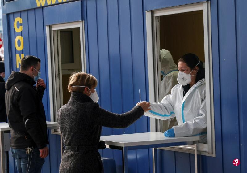 奥地利政府周三(2日)宣布,因冠病防疫升级措施取得明显效果,该国将从7日起“谨慎”放松“封锁”措施。(路透社)
奥地利政府周三(2日)宣布,因冠病防疫升级措施取得明显效果,该国将从7日起“谨慎”放松“封锁”措施。(路透社)