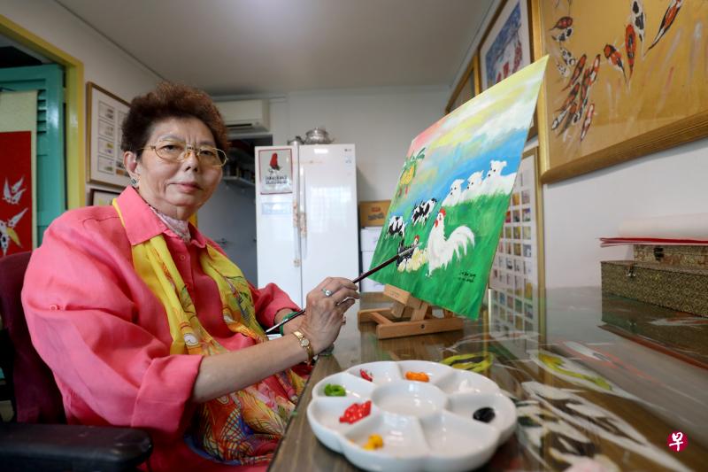 虽然行动不便,平时须靠轮椅代步,但本地画家林秀香没有放弃艺术创作。(何炳耀摄) 虽然行动不便,平时须靠轮椅代步,但本地画家林秀香没有放弃艺术创作。(何炳耀摄)