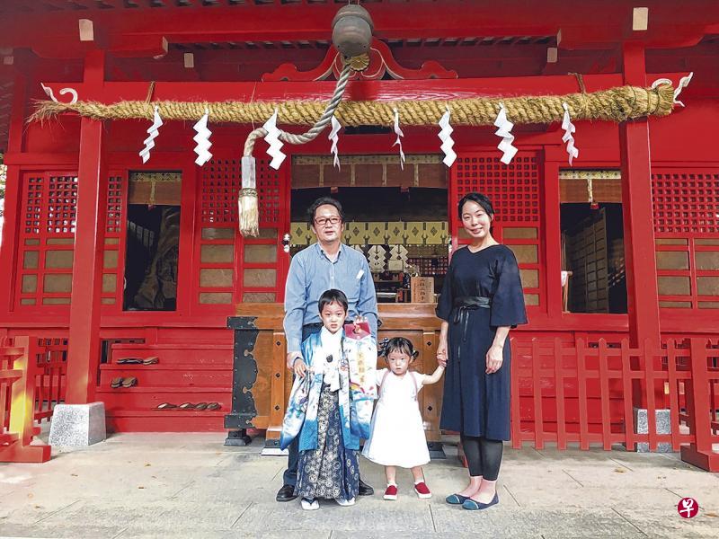 “七五三”节,父母给到岁数的孩子穿上传统和服,一起到神社里祈求健康成长。 “七五三”节,父母给到岁数的孩子穿上传统和服,一起到神社里祈求健康成长。