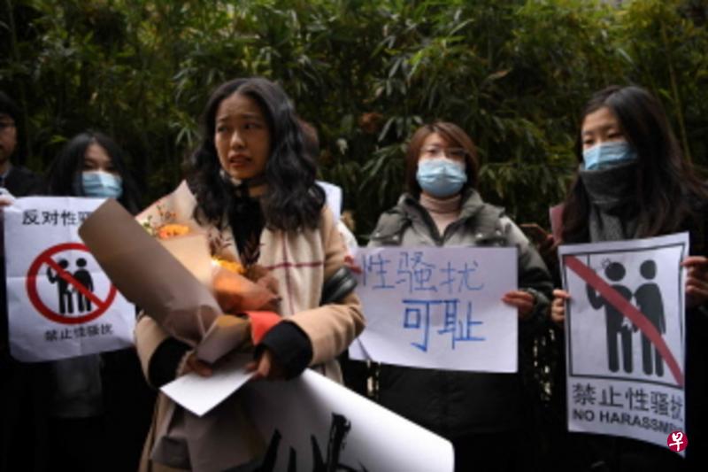 27岁的起诉人弦子昨天到海淀区法院出席朱军性骚扰案的庭审,现场许多支持者为她打气。(法新社) 27岁的起诉人弦子昨天到海淀区法院出席朱军性骚扰案的庭审,现场许多支持者为她打气。(法新社)