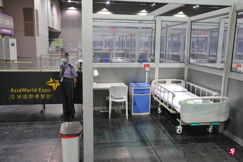 香港疫情再度严峻，亚洲国际博览馆8号及10号展馆，今天将启用为社区治疗设施，用以接收有自理能力的轻症患者。图为8号展馆场内以隔板隔出隔间，每个隔间内放有病床、储物柜、桌椅等设施。（中通社）