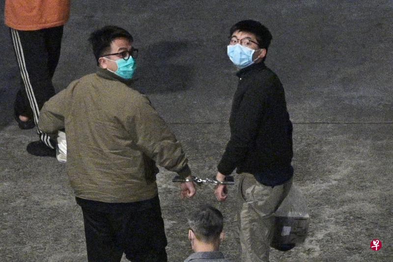 黄之锋(右)及林朗彦昨天被判即时入狱后,被送回到荔枝角收押所。(法新社) 黄之锋(右)及林朗彦昨天被判即时入狱后,被送回到荔枝角收押所。(法新社)
