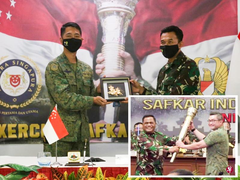 新加坡和印度尼西亚的常年陆军演习“沙夫卡·印度坡拉”(Safkar Indopura),今年搬到线上,闭幕仪式12月3日透过视讯举行。我国陆军第三师师长朱伟义准将(大图左)与印尼西爪哇西里旺义第三军区司令努格罗霍(Nugroho Budi Wiryanto)少将(小图左),个别在新印两地与对方驻地武官交换纪念品。(新加坡国防部提供) 新加坡和印度尼西亚的常年陆军演习“沙夫卡·印度坡拉”(Safkar Indopura),今年搬到线上,闭幕仪式12月3日透过视讯举行。我国陆军第三师师长朱伟义准将(大图左)与印尼西爪哇西里旺义第三军区司令努格罗霍(Nugroho Budi Wiryanto)少将(小图左),个别在新印两地与对方驻地武官交换纪念品。(新加坡国防部提供)