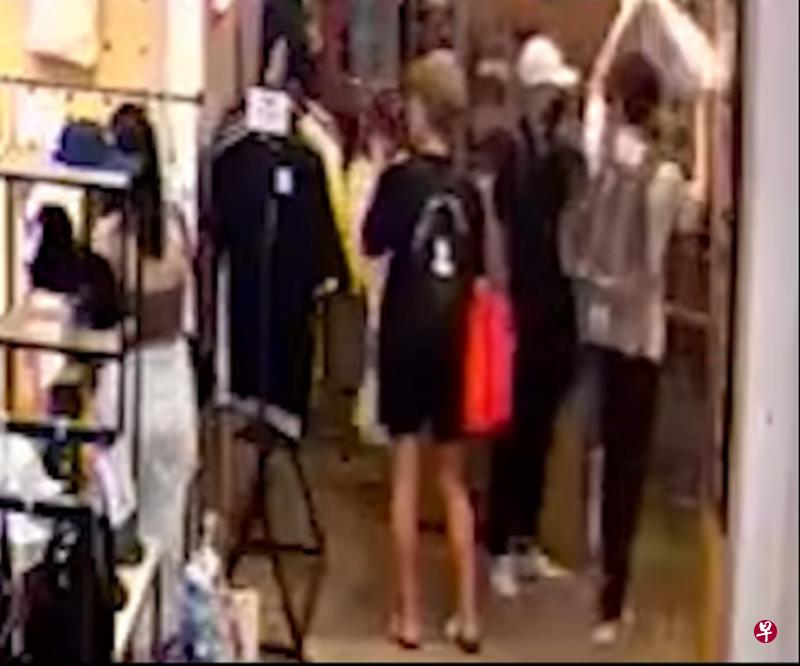三名男子到店内试穿衣服,一人(右)过后把装着衣服的袋子用双手高高举起走出店外,感应闸门竟然没有响起。(取自Instagram) 三名男子到店内试穿衣服,一人(右)过后把装着衣服的袋子用双手高高举起走出店外,感应闸门竟然没有响起。(取自Instagram)
