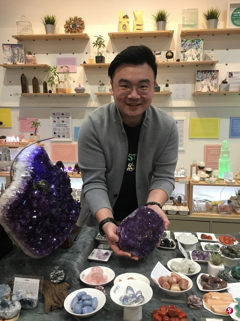 结合现代化咨询培训特色及教育内容,为水晶增添新“亮点”,是傅仰进为传统水晶业转型的创意点子。(苏秉玲摄) 结合现代化咨询培训特色及教育内容,为水晶增添新“亮点”,是傅仰进为传统水晶业转型的创意点子。(苏秉玲摄)