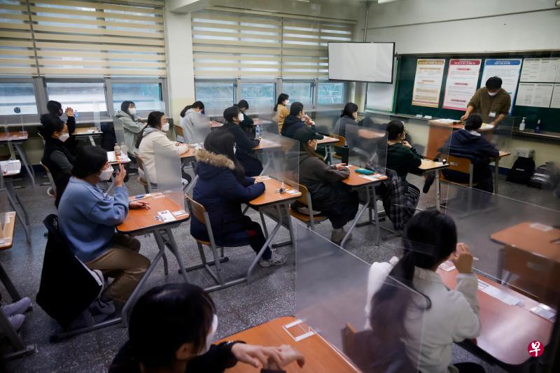 韩国在冠病疫情下举行高考,考场都做足防疫措施如拉开考桌之间距离,并在桌上设有透明隔板。(路透社) 韩国在冠病疫情下举行高考,考场都做足防疫措施如拉开考桌之间距离,并在桌上设有透明隔板。(路透社)