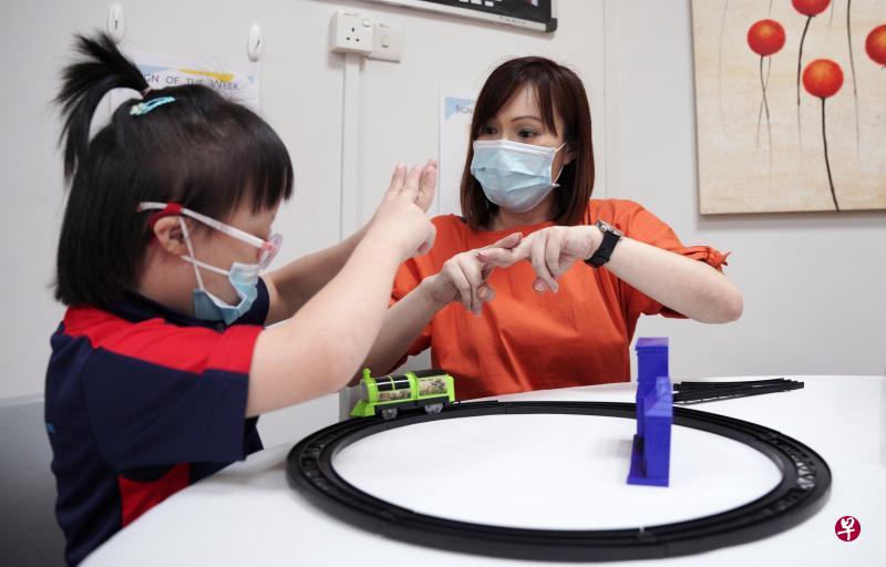 关键手势词培训员边讲,边比出句子中的关键词,协助面对沟通障碍的特需孩童通过手势,更清楚地表达自己。(特约张荣摄) 关键手势词培训员边讲,边比出句子中的关键词,协助面对沟通障碍的特需孩童通过手势,更清楚地表达自己。(特约张荣摄)