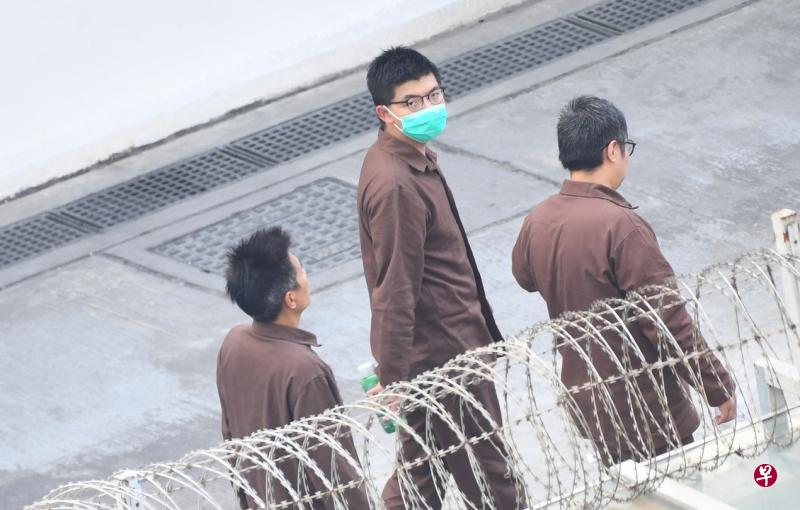 黄之锋昨天被拍到在香港荔枝角收押所内活动。(香港中通社) 黄之锋昨天被拍到在香港荔枝角收押所内活动。(香港中通社)