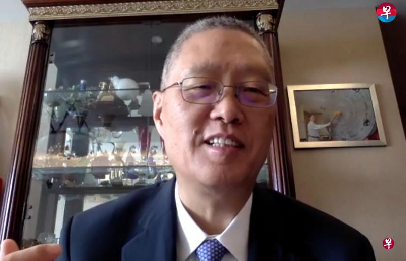 何亚非曾先后担任中国外交部副部长和中国国务院侨务办公室副主任。通商中国主席李奕贤曾担任新加坡贸工部兼国家发展部高级政务部长。他们昨天在第四届“新中论坛”发表主旨演讲。（线上论坛截屏）